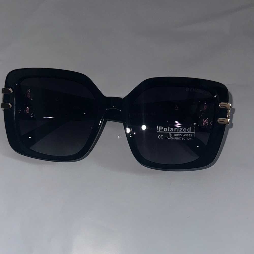 Chic Black Square Sunglasses